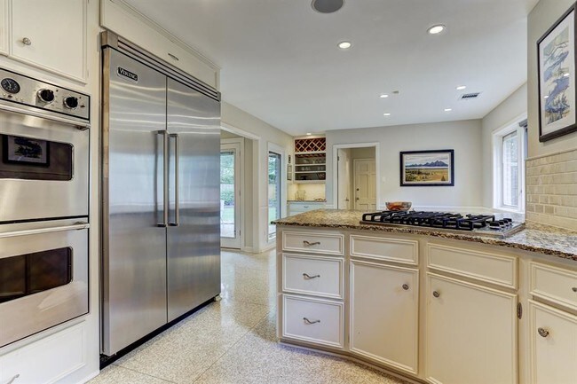 Building Photo - 10039 Valley Forge Dr