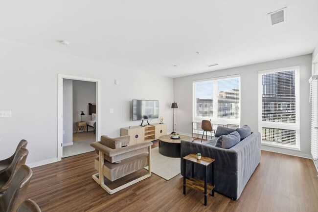 Building Photo - 421 E Market St