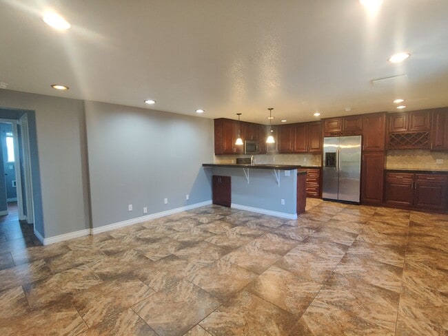 Building Photo - Updated Condo in West Richland
