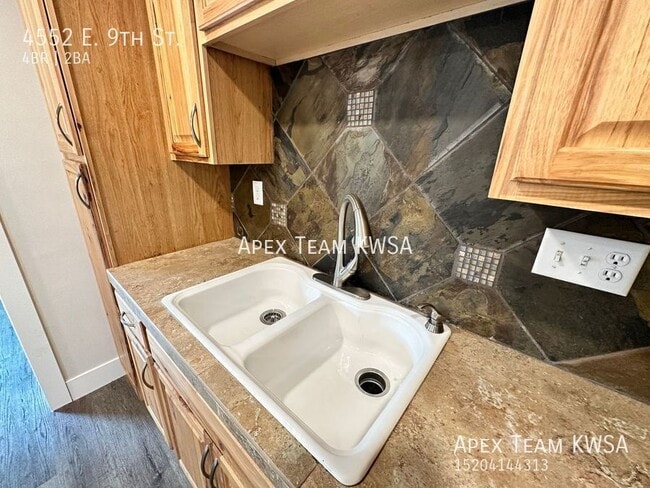 Foto del edificio - 4552 E 9th St