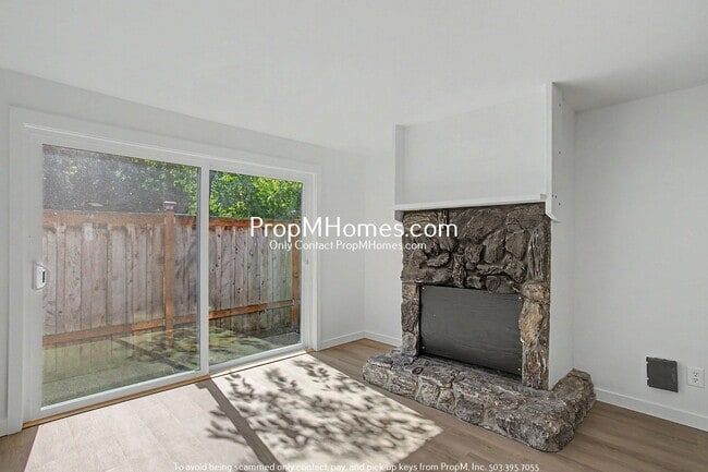 Building Photo - Updated Two Bedroom Duplex in Sellwood - Garage Included!