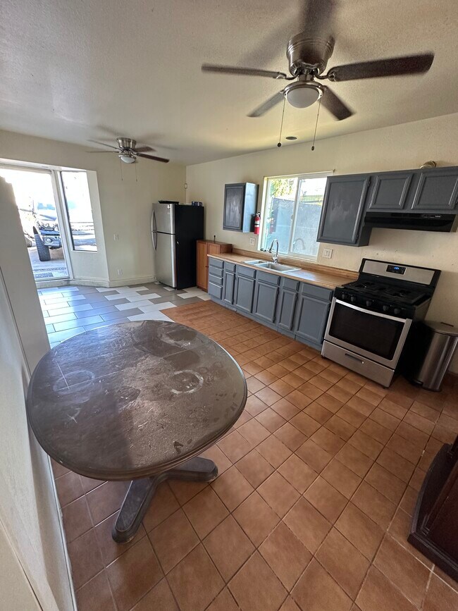 Large kitchen w refrigerator - 927 Arcadia Ave