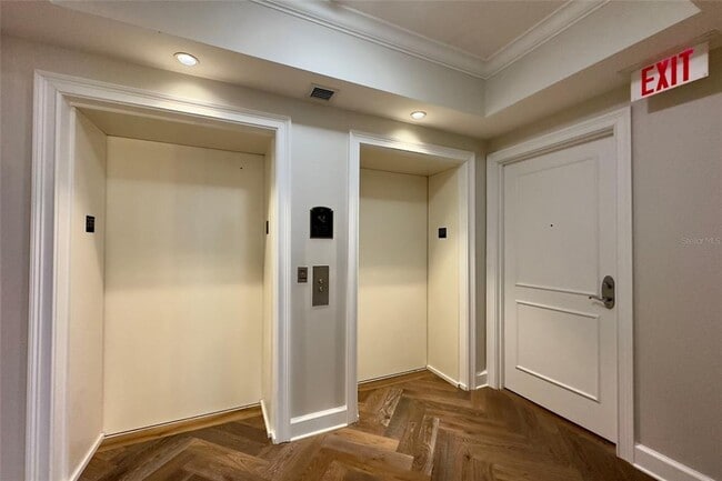 Building Photo - 300 Beach Dr NE