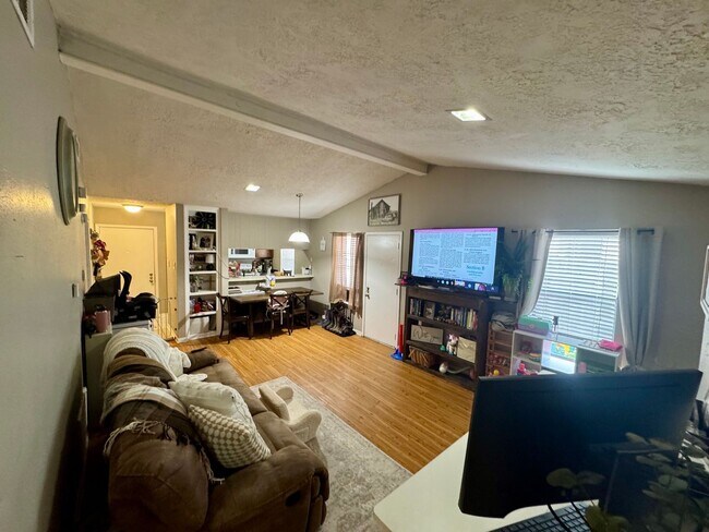 Foto del edificio - 2504 Hickory Dr