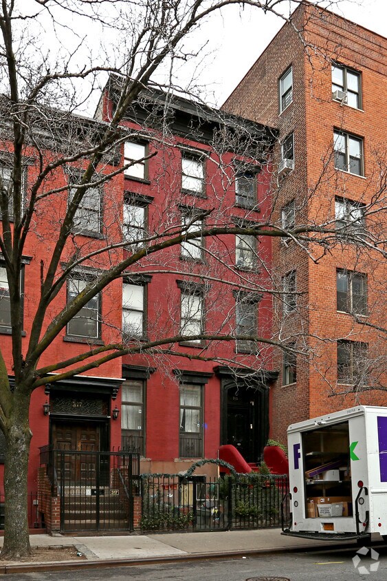 Primary Photo - 315 W 18th St