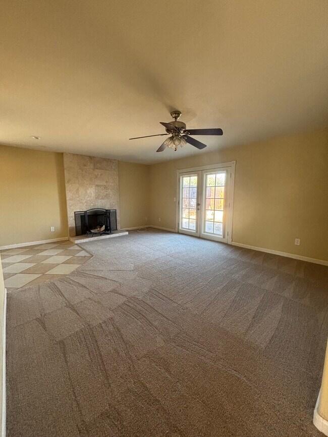 Sala de estar - 9503 Medina Dr