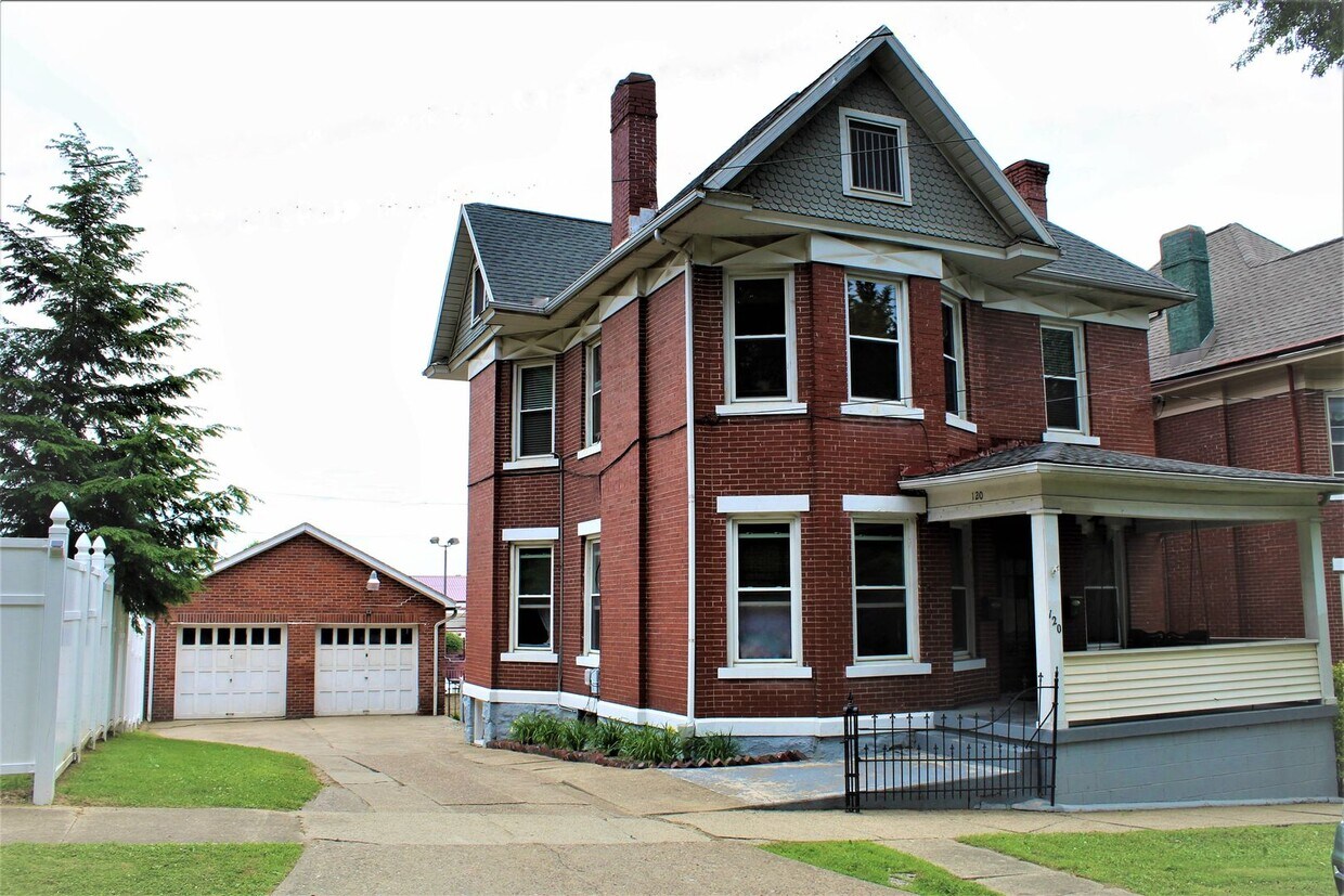 120 Ninth St Unit Apt C, Parkersburg, WV 26101 Room for Rent in
