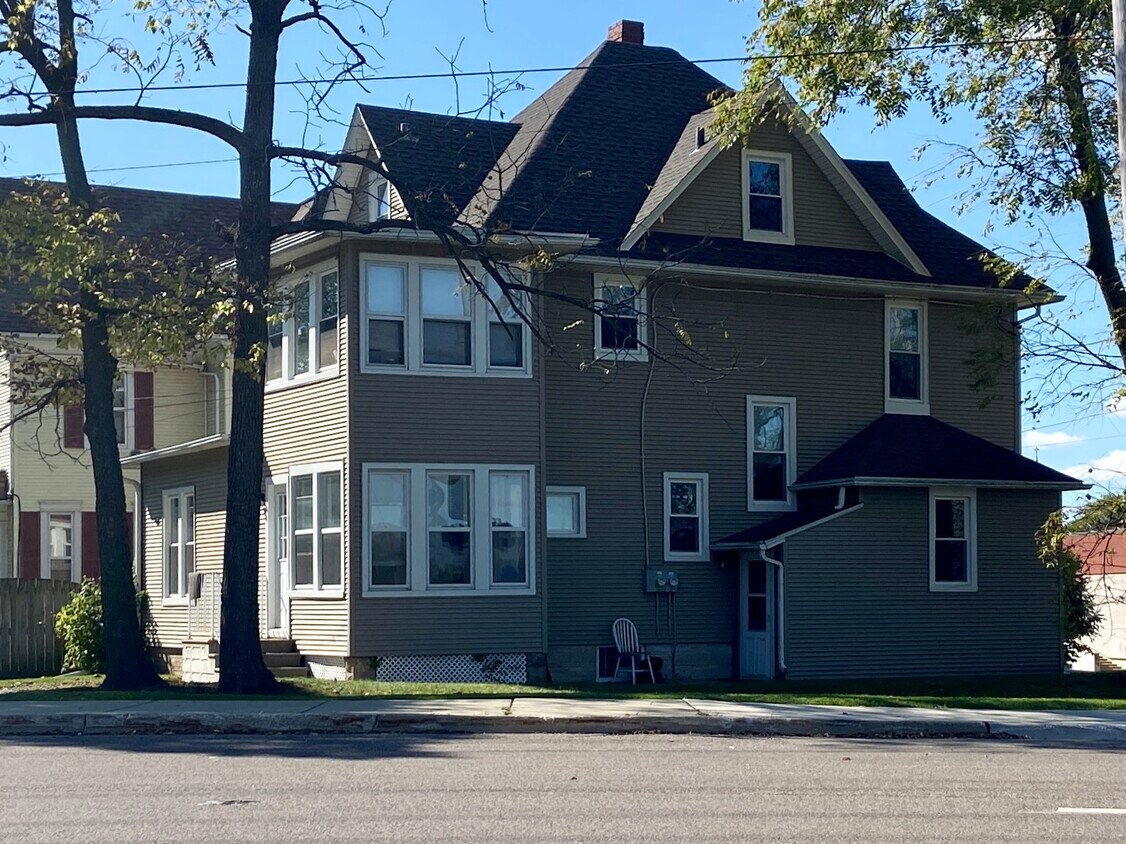 Building Photo - 324 Sycamore Rd