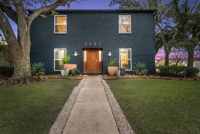 Frente Exterior Noche - 5885 Woodway Dr