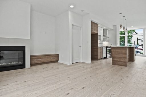Foto del edificio - AVAILABLE AUGUST 14th! Modern Townhome w/ Private Balcony, AC, & Reserved Parking in Central Area