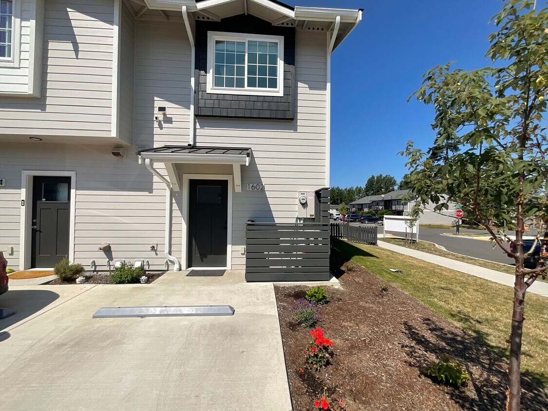 Primary Photo - Beautiful 2 Bed, 1.5 Bath Sunset Village T...