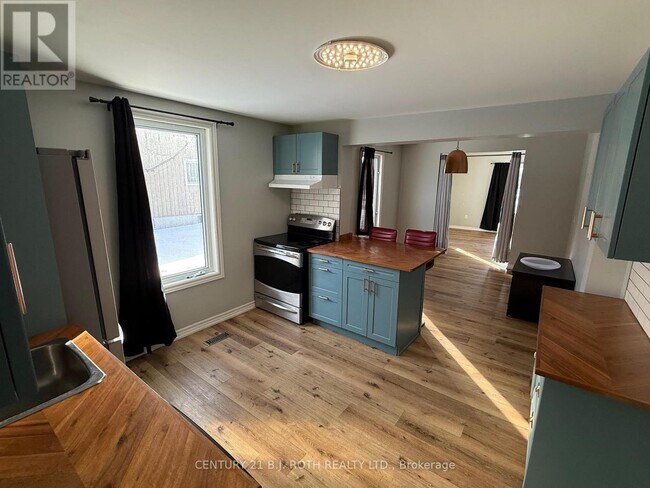 Building Photo - 22 Caroline St