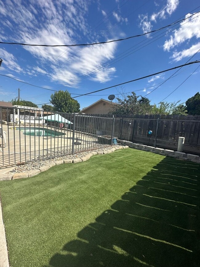 Building Photo - Lemoore Home Coming Soon!