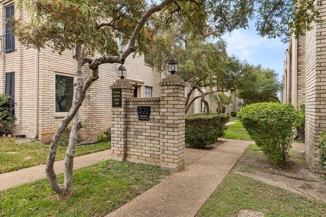 Building Photo - 8400 Jamestown Dr