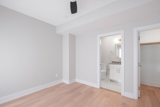 Building Photo - Stunning 2 BR/2 BA 2-Level Condo in Columb...