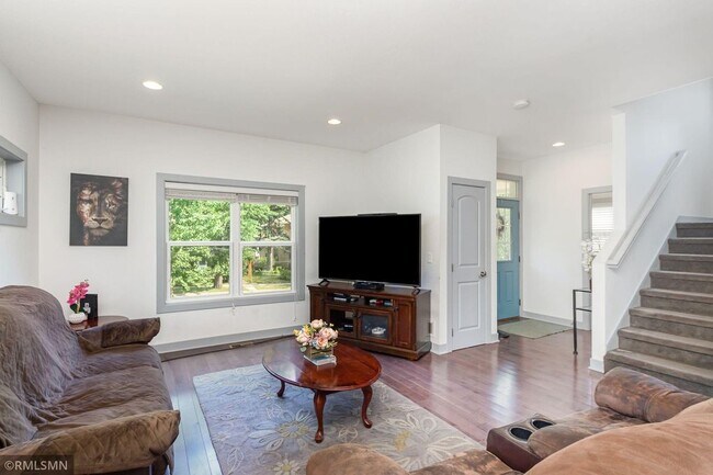 Living Room - 310 George St W