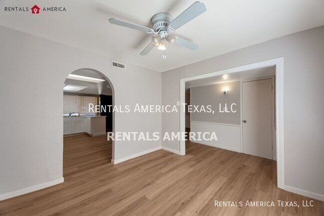 Building Photo - Great Location!!!