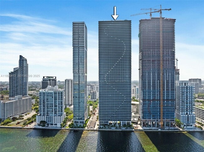 Building Photo - 700 NE 24th St