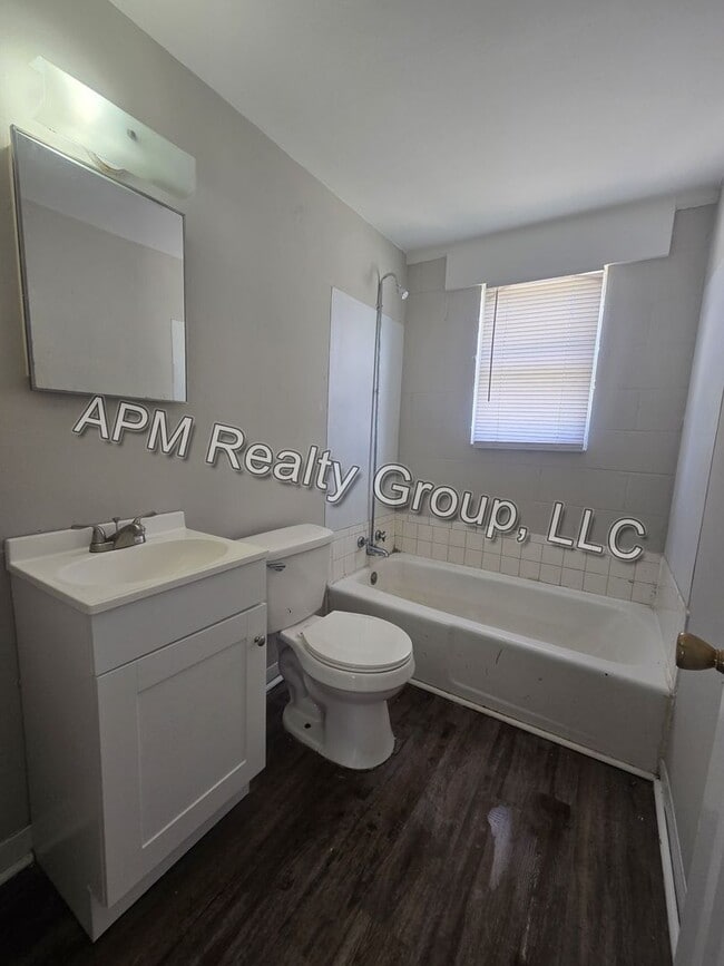 Building Photo - Renovated apartment in downtown Columbia -...
