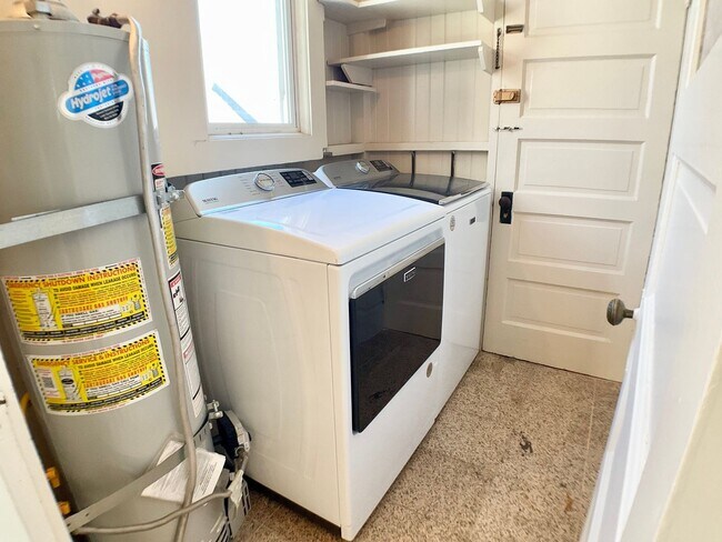 Foto del edificio - TOP FLOOR 4/2. In-Unit Laundry! Dishwasher...