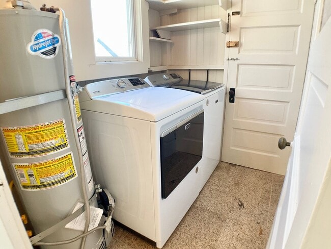 Building Photo - TOP FLOOR 4/2. In-Unit Laundry! Dishwasher...