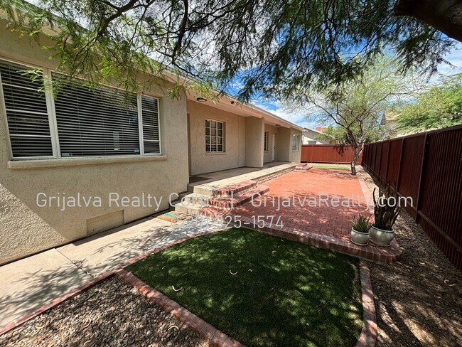 Building Photo - 3 ROOMS for Rent in a House 3 Blocks from ...