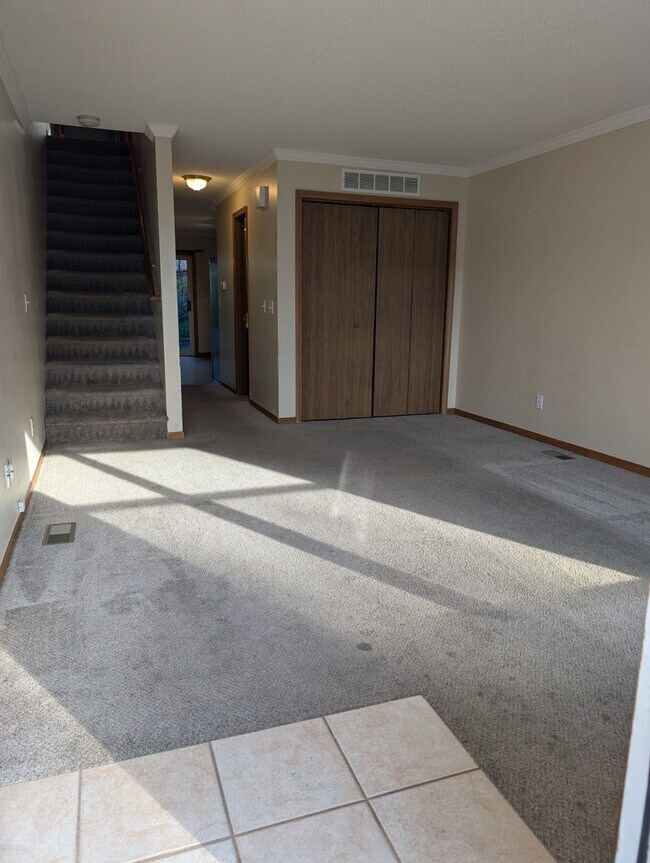Building Photo - 2110 Oakcrest Cir