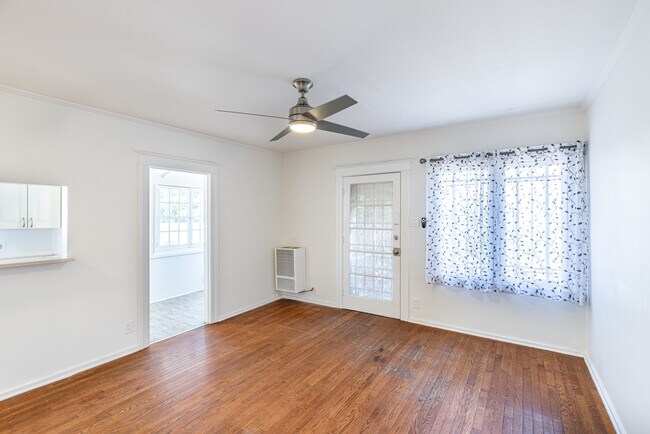 Building Photo - 6116 De Longpre Ave