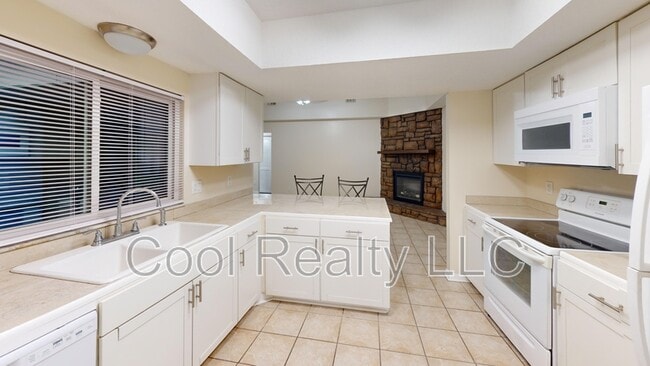 Building Photo - 680 Roger Sherman St