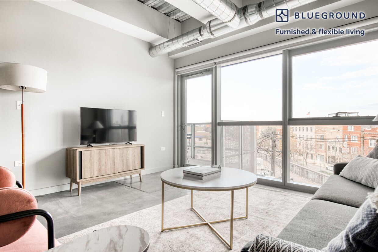 Foto principal - 1241 N Milwaukee Ave