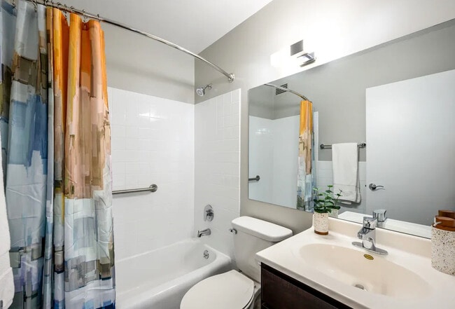 Building Photo - 5600 N Sheridan Rd