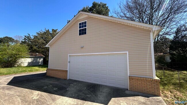 Foto del edificio - 2106 Giles Dr NE