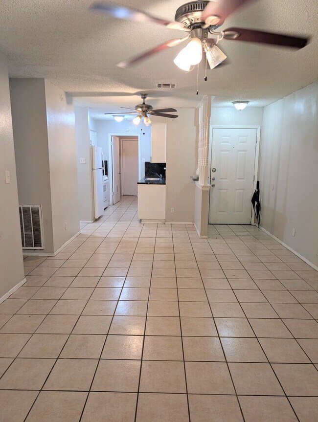 Foto del edificio - 3004 Pecan Springs Rd