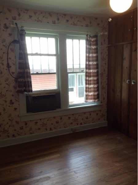 Building Photo - 2 bedroom, 1 bath Bungalow - Available Now!