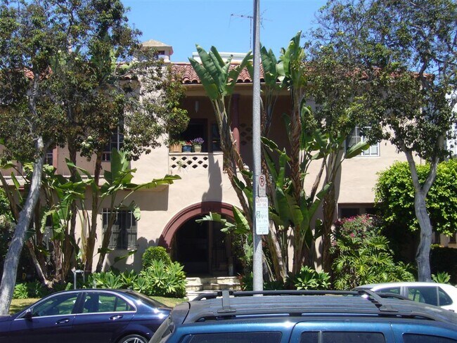Foto del edificio - 8323 Blackburn Ave