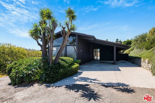 Foto del edificio - 5961 Wrightcrest Dr