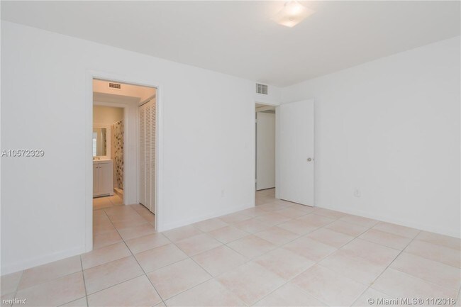 Building Photo - 3 br, 2 bath  - 3912 Ponce de Leon Blvd # 1