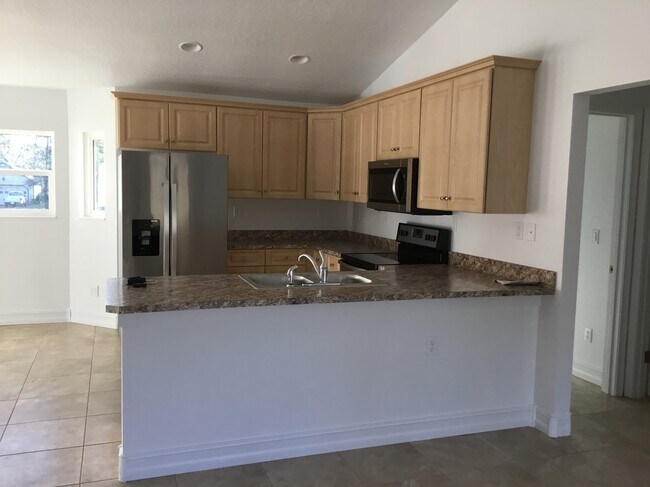 Foto del edificio - DeLand Daytona Park Estates 3/2 $1,400/month