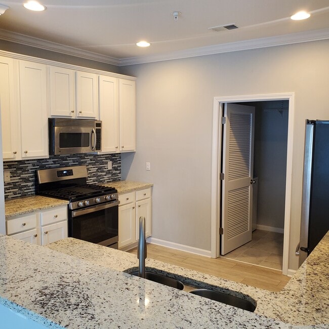 Kitchen (Gas) - 647 Sunnyside Dr