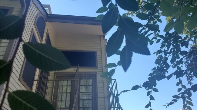 Foto del edificio - 2425 Holly Hall St