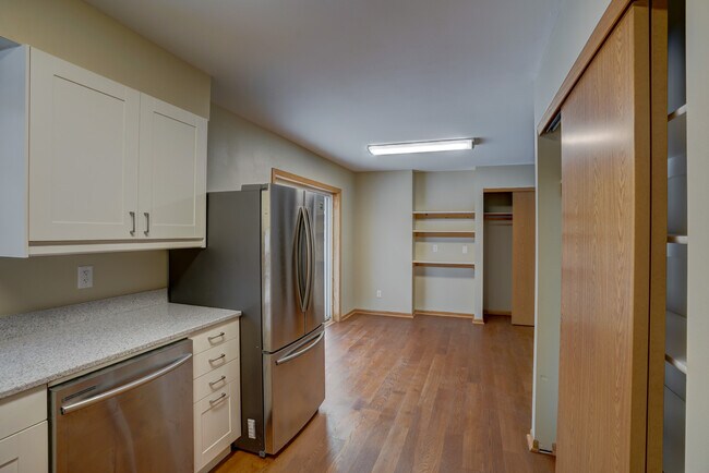 kitchen dining - 1832 Ludden Dr