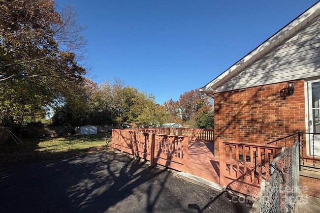 Foto del edificio - 6126 Cherrycrest Ln