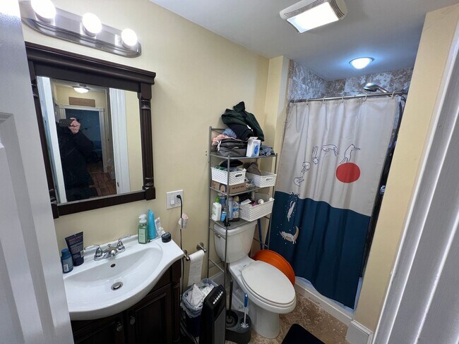 Foto del edificio - Porter Sq. Location. Renovated Unit, Steps...