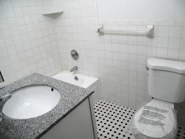 Building Photo - 422 E 73rd St