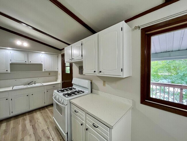 Foto del edificio - 3 Bed 1 Bath in Rhinelander on the water!