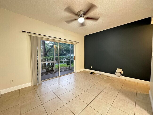 Foto del edificio - 671 Cypress Lake Blvd