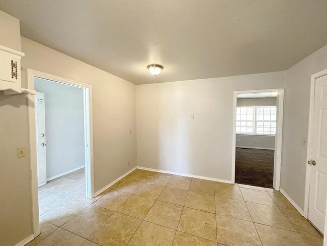 Foto del edificio - 3 Bed/1 1/2 Bath/1 Car with Carport