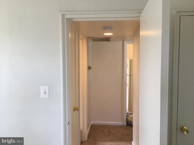 Building Photo - 3045 Patrick Henry Dr