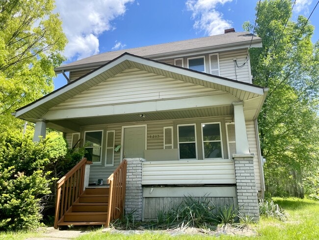 Building Photo - 1215 Pondview Ave
