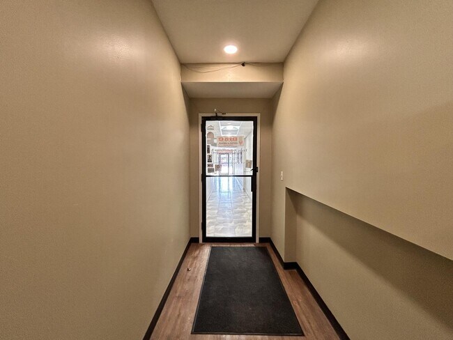 Foto del edificio - 4956 W Irving Park Rd